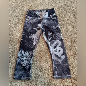 North Face women’s size S black, & white patterned leggings, flash dry, EUC
